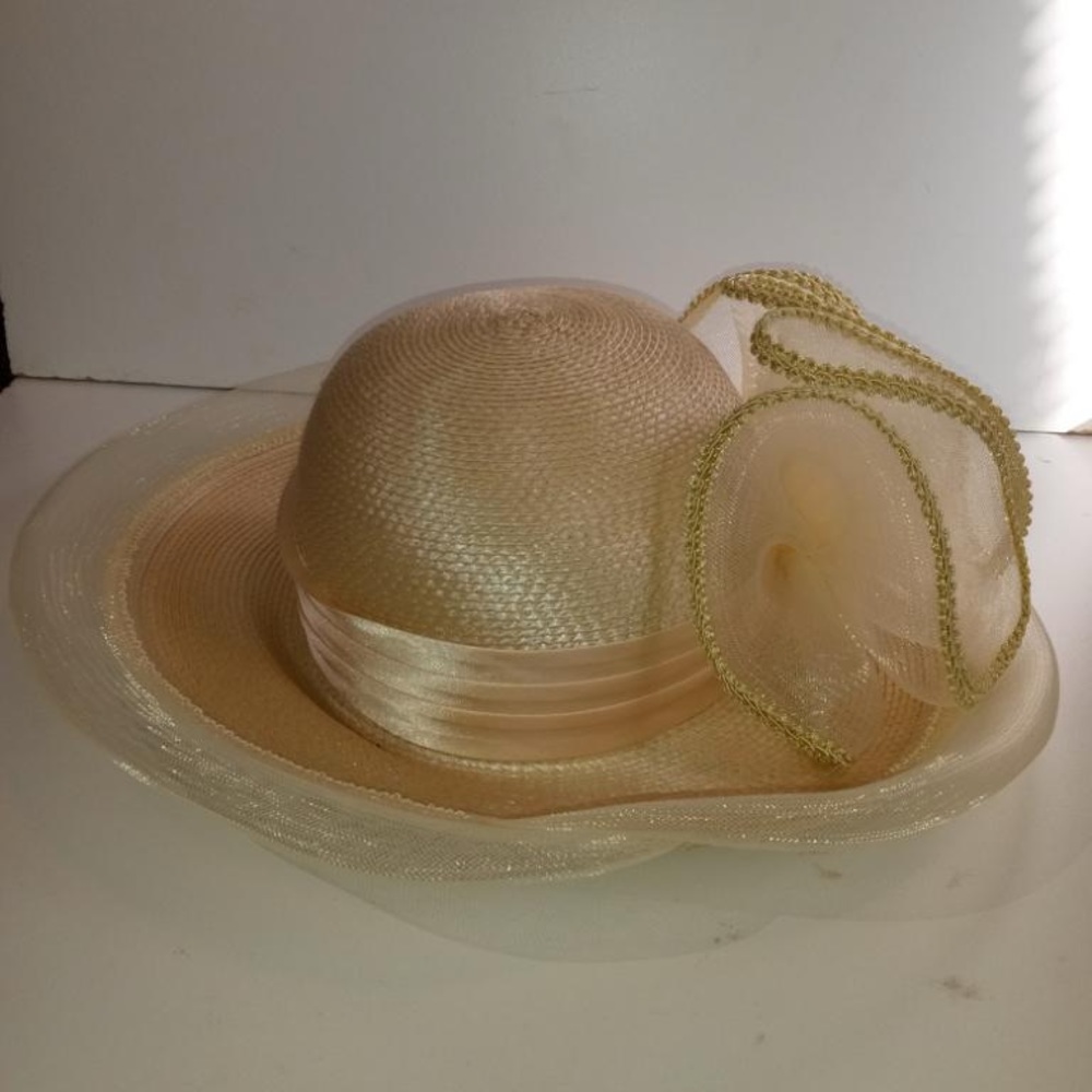 Woman’s dress hat, tan